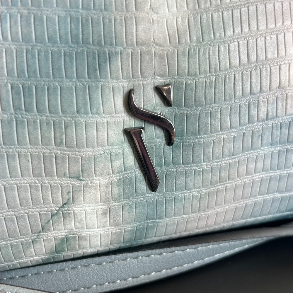 Simply Vera by Vera Wang Blue Gray Snakeskin Patterned Sintra Crossbody Bag - Picture 2 of 10